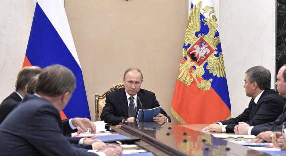 Путин поручил начать выплаты семьям школьников на две недели раньше