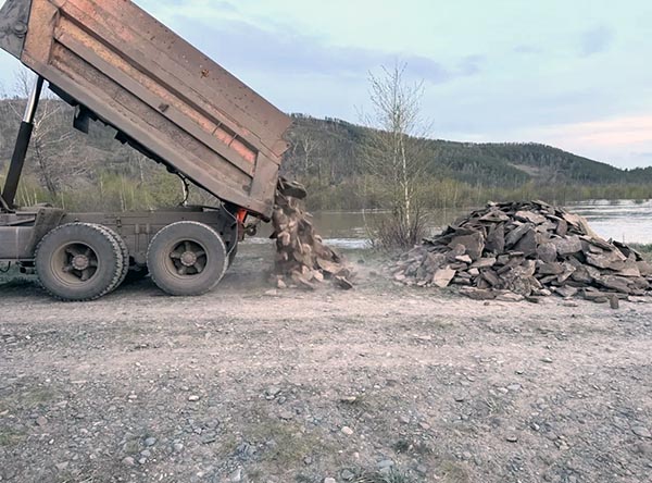 Из-за подъёма воды в реке Июс пришлось срочно укреплять дамбу