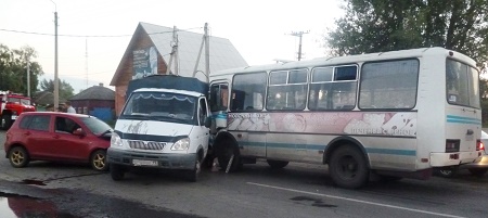 В Абакане водитель без прав повредил три машины (ФОТО)