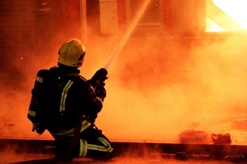 Абаканские пожарные вывели из горящего дома пять человек