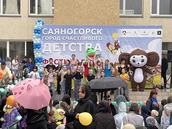 Творческий фестиваль «Саяногорск - город счастливого детства» объединил сотни участников