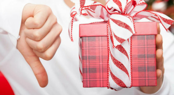 Носки и пена: Эксперт назвала неудачные подарки для мужчин
