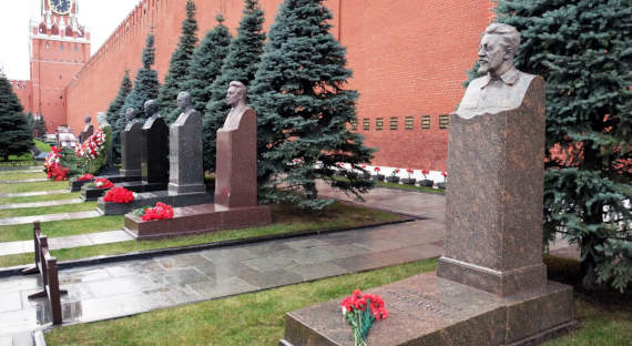 Вице-спикер ГД Чернышов предложил ликвидировать захоронения в Кремле