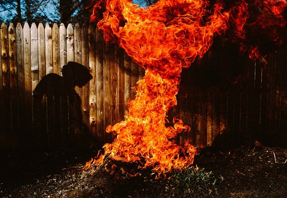 Жительница Хакасии жгла траву, а спалила забор