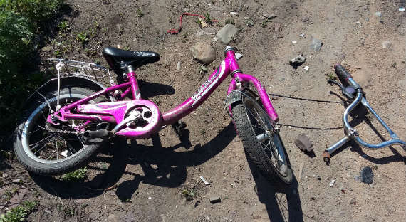 В Абакане поезд раздавил оставленный  в колее дороги детский велосипед