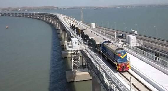 Украина обещает отреагировать на запуск поездов по Крымскому мосту