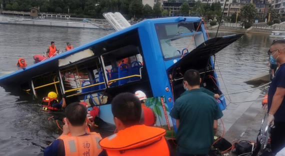 В Китае погиб 21 человек при падении автобуса в озеро
