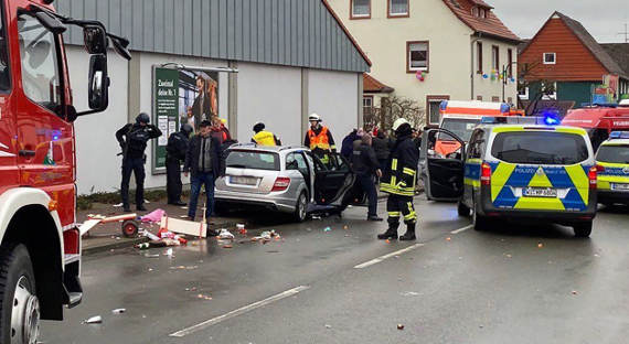 В Германии десятки людей пострадали после наезда автомобиля на группу людей