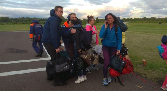Спасатели МЧС вывезли из зоны подтопления группу туристов