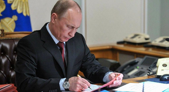 Путин подписал законы о защите госсимволики и против фейков