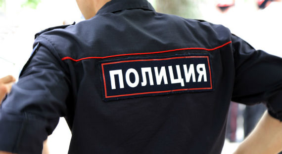 В Хакасии молодая девушка побила полицейского и следователя