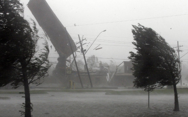Ураган в Казани: разрушены дома, пострадали люди