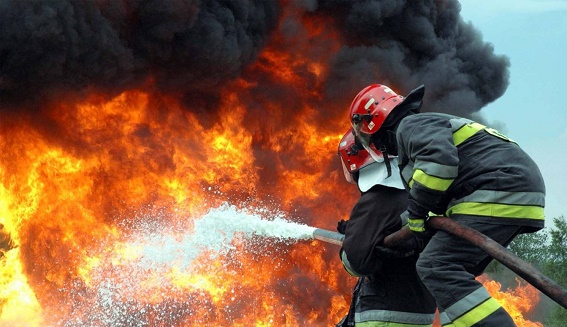 В Абакане случился пожар на территории завода
