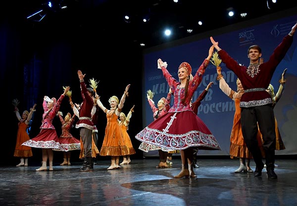 Ансамбль «Саяночка» трижды стал лауреатом конкурса в Новосибирске
