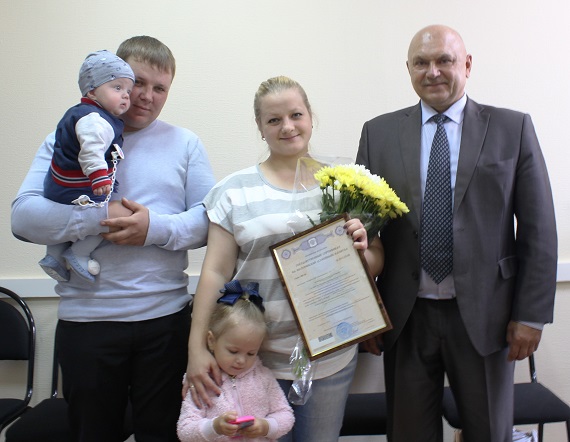 Семья из Белого Яра стала обладателем юбилейного сертификата на маткапитал