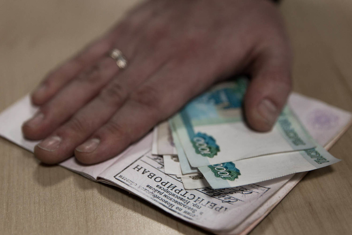 Жители Хакасии продолжают брать деньги с иностранцев за фиктивную регистрацию