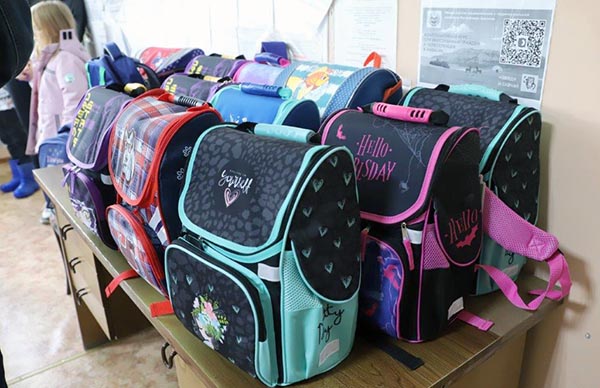 Саяногорские школьники получили подарки к 1 сентября от металлургов САЗа