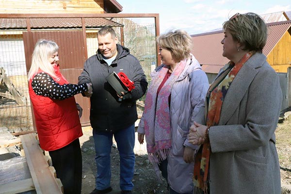 Благотворительная ярмарка РУСАЛа помогла приобрести подъёмник для Вари