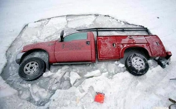 Спасатели Хакасии напомнили рыбакам, что выезжать на лед смертельно опасно