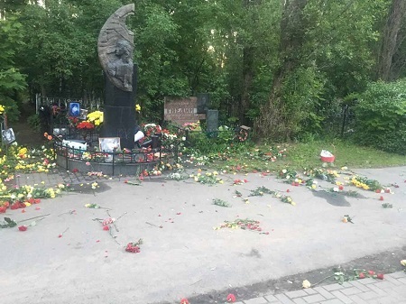 Вандалы осквернили могилу рок-музыканта Виктора Цоя (ФОТО)