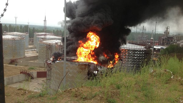 Пожар в ХМАО: полностью выгорел резервуар с нефтью, один человек погиб