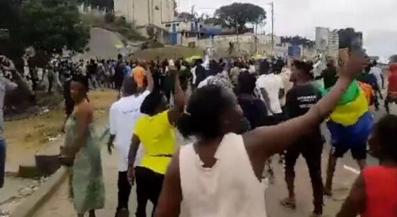 Жители Габона массово поддержали переворот