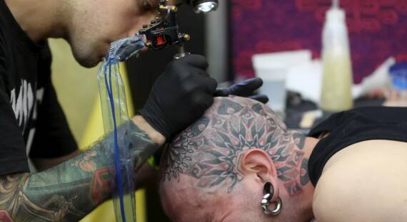 Минздрав изучит инициативу о запрете на работу татуировщиков без медобразования