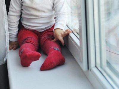 В Туве двухлетняя девочка выпала из окна 2 этажа и теперь в коме