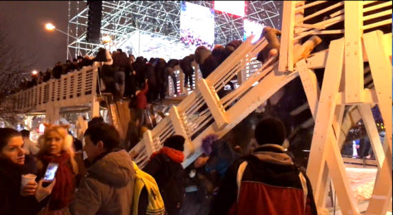 В Москве 13 человек пострадали при обрушении пешеходного моста
