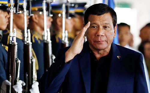 Глава Филиппин сообщил военным, что Россия по секрету подарит им АК-47