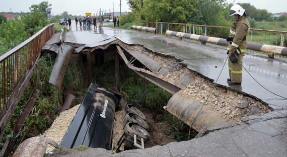 В Волгоградской области сломался мост из-за тяжелого грузовика