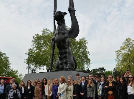 "Хранительница" русского скульптора украсит парк в Лондоне