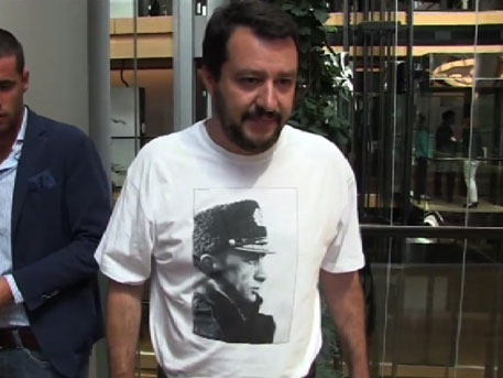 Евродепутат пришел на заседание в футболке с Путиным