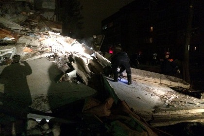 В Ярославле из-за взрыва газа обрушился подъезд пятиэтажного дома. Под завалами десятки людей