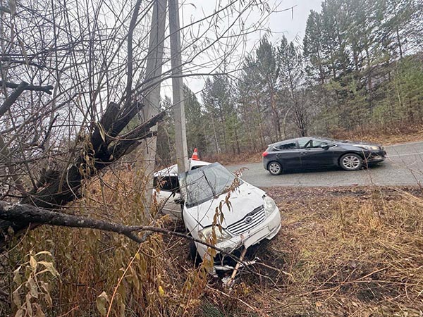В Саяногорске водитель Toyota получил тяжёлые травмы в ДТП
