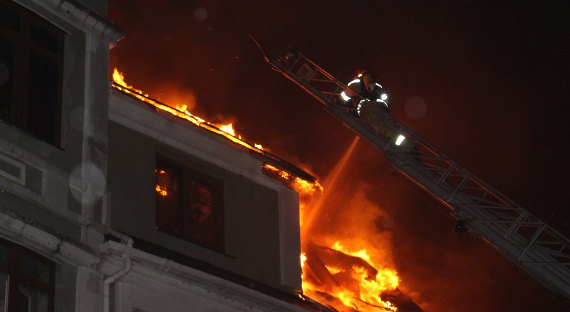 В Иркутске загорелось общежитие: эвакуированы 500 человек