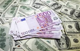 Биржевой курс доллара поднялся выше 68 рублей, евро - за 75