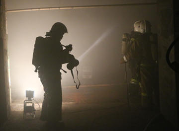 Неосторожность при курении повлекла пожар, задымление, эвакуацию жильцов в Черногорске