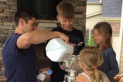 Хоккеист "Питтсбурга" приготовил завтрак в чаше Кубка Стэнли