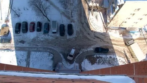 В Иркутской области две школьницы разбились, упав с крыши многоэтажки
