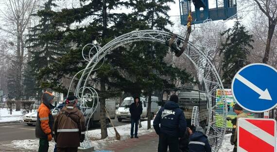 На проспекте Ленина в Абакане устанавливают арку с иллюминацией