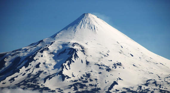 Вулкан на Аляске выбросил столб пепла на высоту 9 километров