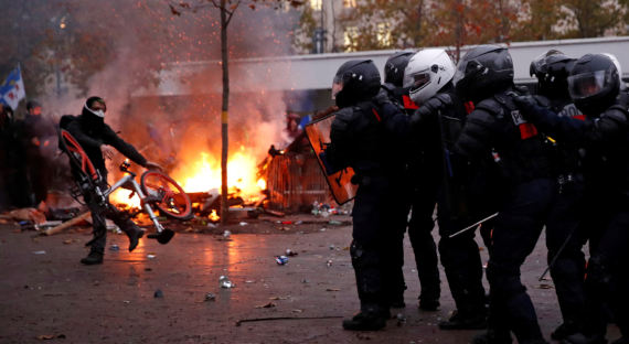 В Париже полиция газом разгоняет акции протеста против расизма