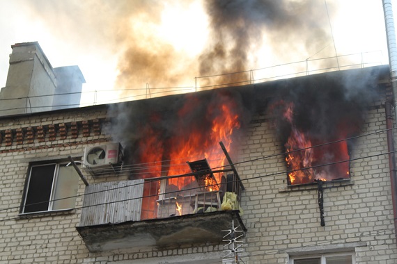 В многоэтажке Черногорска произошел пожар: 4 человека эвакуированы