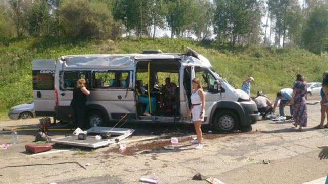 В Иркутской области перевернулась маршрутка: пострадали десять человек