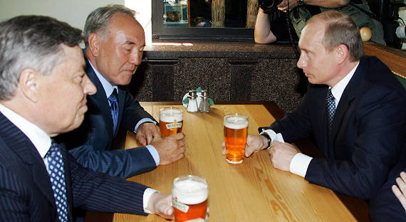 Назарбаев припомнил, как пил пиво с Путиным