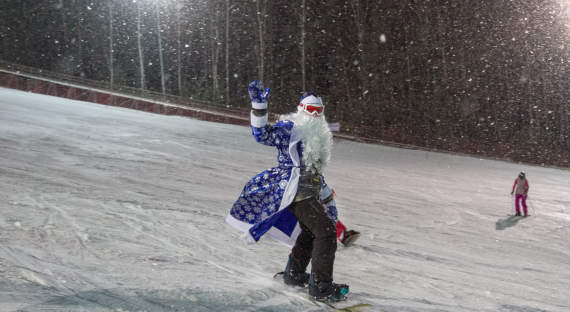 В Бобровом логе Деды Морозы устроили заезды на лыжах и сноубордах
