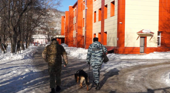 В Хабаровске эвакуировали 70 школ