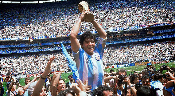 Легендарный футболист Диего Марадона скончался в возрасте 60 лет
