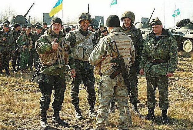 А все-таки братья: солдаты ВСУ пришли в Крым с горилкой